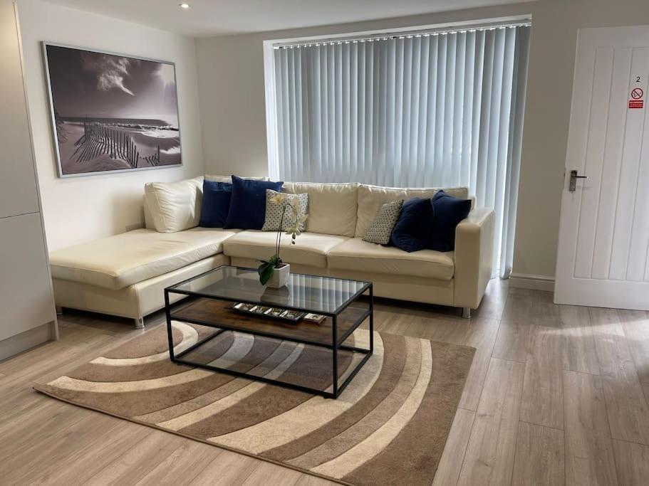 Maisy Lodge - Two Bed Lux Flat - Parking, Netflix, Wifi - Close To Blenheim Palace & Oxford - F2 Kidlington Exterior foto