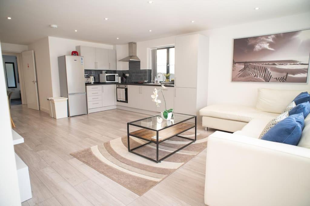 Maisy Lodge - Two Bed Lux Flat - Parking, Netflix, Wifi - Close To Blenheim Palace & Oxford - F2 Kidlington Exterior foto