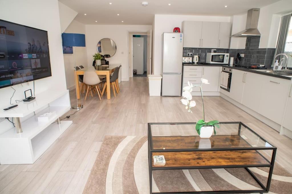 Maisy Lodge - Two Bed Lux Flat - Parking, Netflix, Wifi - Close To Blenheim Palace & Oxford - F2 Kidlington Exterior foto